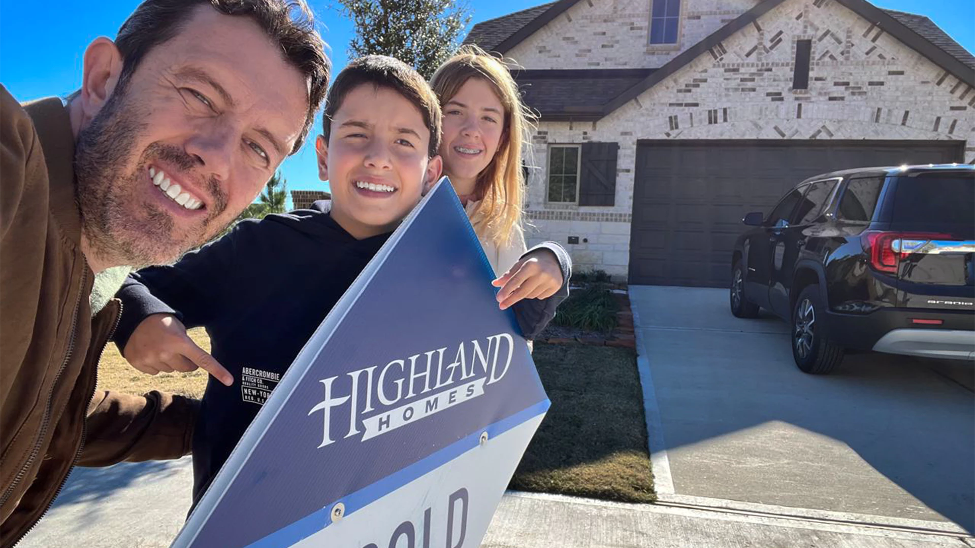 Larry Rubin en su casa en Texas con sus hijos.